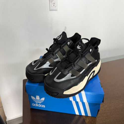 ADIDAS NEGRO CREMA